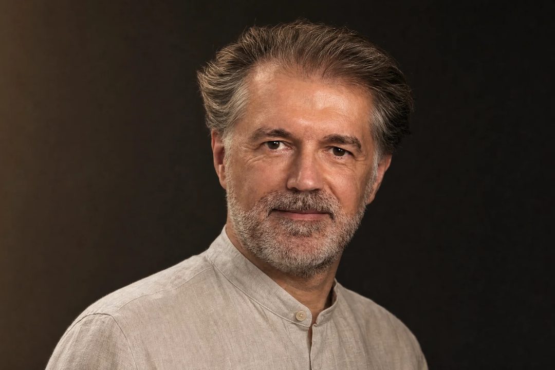 Alexander Renner im Leinenhemd, warmes Studiolicht