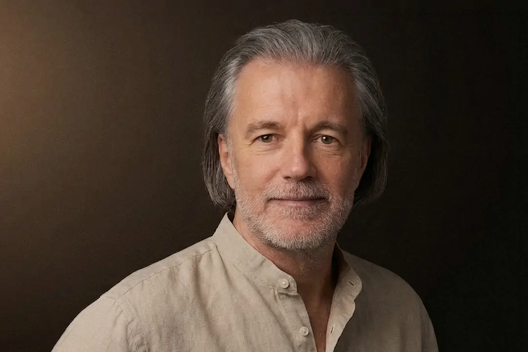 Alexander Renner im Leinenhemd, warmes Studiolicht