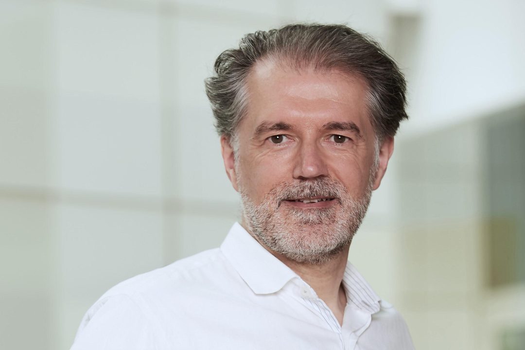 Alexander Renner, Porträt vor hellem Hintergrund